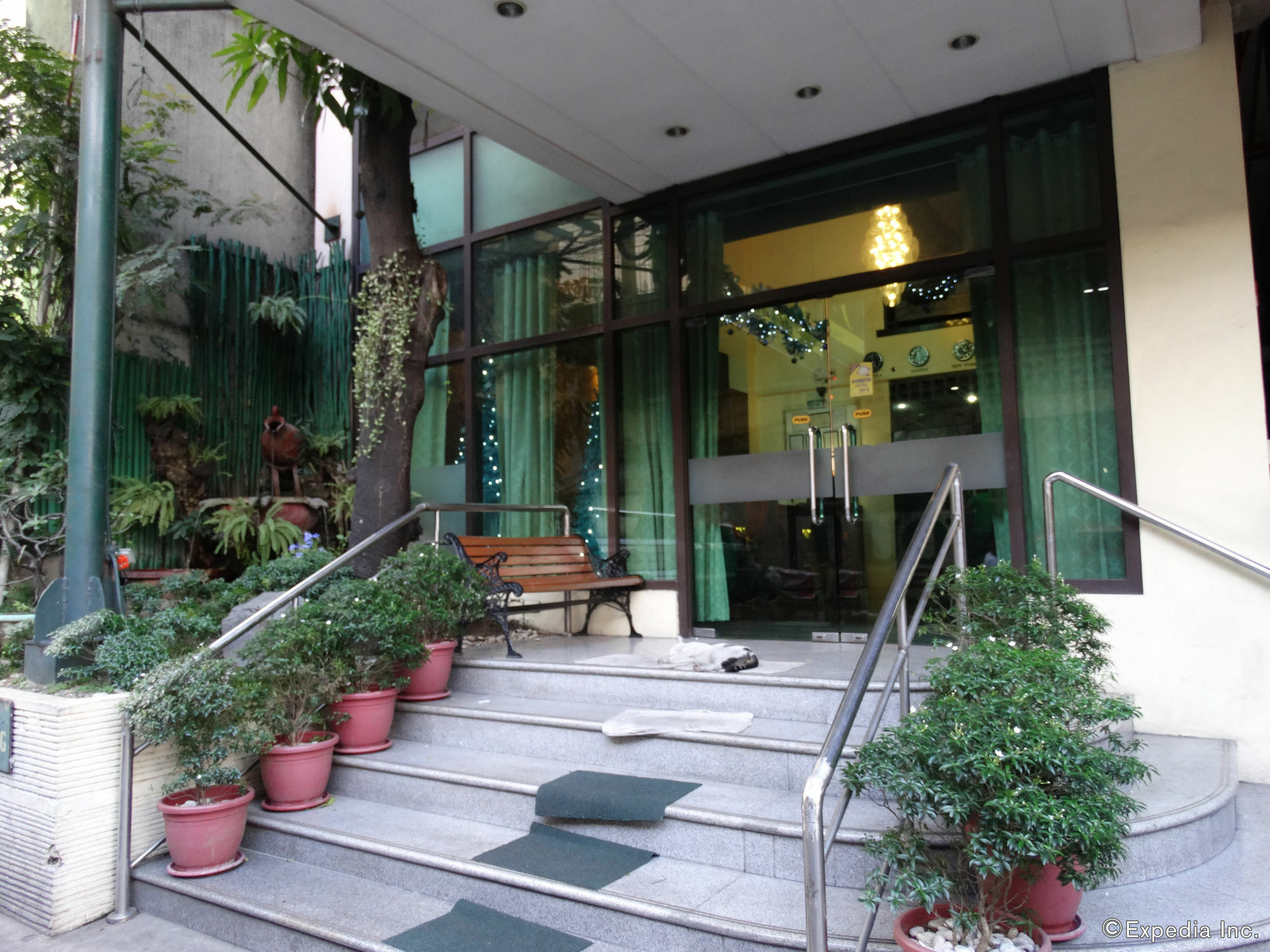 Urban Travellers Hotel Pasay Exterior photo
